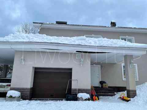 Очистка кровли от снега загородного дома