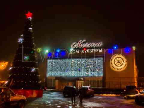 Офомление фасада Дома культуры гирляндами (Москва)