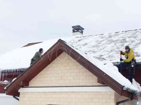 Удаление сосулек с крыши